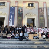 Flash mob davanti alla Regione: “I corsi di autodifesa per donne? Non sono la soluzione”