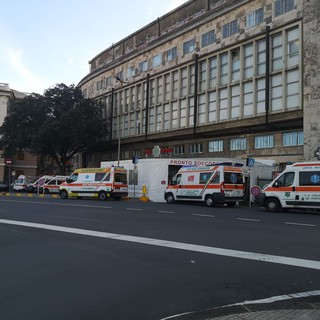 Covid e influenza mandano in tilt i pronto soccorso, 17 ambulanze in attesa al Galliera (Video)