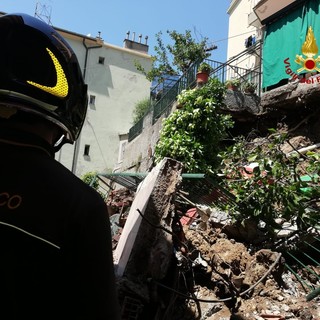Crolla muro perimetrale di un giardino, vigili del fuoco in azione a Quarto