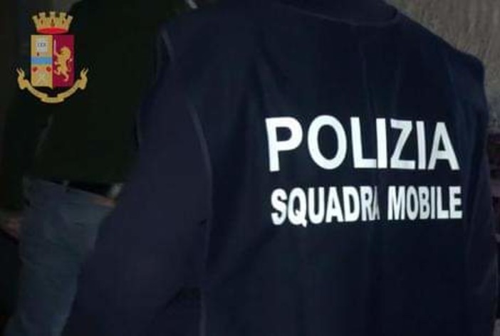 Club aperto nonostante le restrizioni anti-Covid: multate 17 persone e chiuso il locale Club aperto nonostante le restrizioni anti-Covid: multate 17 persone e chiuso il locale
