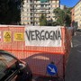 Sestri Ponente, spunta uno striscione con scritto "Vergogna" sul cantiere fermo di piazza Clavarino. Ceraudo: "Chiesti ristori"
