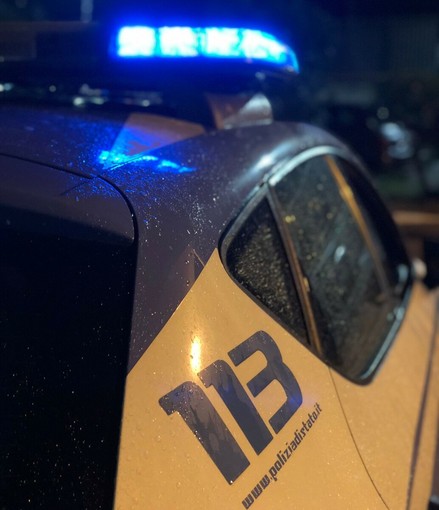 Distrae una passante chiedendo informazioni e le ruba lo zaino: 35enne incastrato dalle telecamere e arrestato Distrae una passante chiedendo informazioni e le ruba lo zaino: 35enne incastrato dalle telecamere e arrestato
