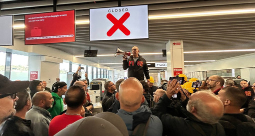 Ex Ilva, Palombo: "Dormiamo in aeroporto, avanti a oltranza finché non arriva una comunicazione" Ex Ilva, Palombo: "Dormiamo in aeroporto, avanti a oltranza finché non arriva una comunicazione"