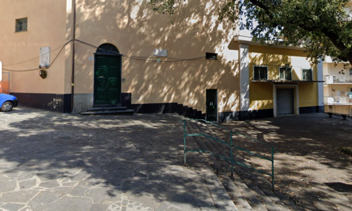 Piazza Rosmini, rampa per disabili tra rinvii e stop: per il Municipio è "temporaneamente posticipata", per il Comune "non è necessario intervenire"