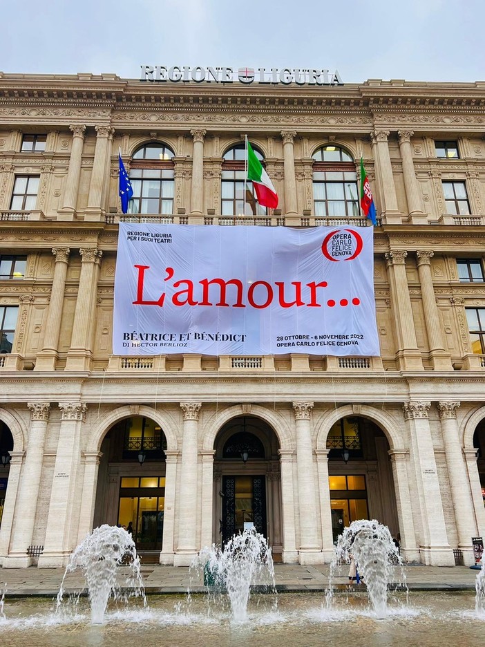 Sul palazzo della Regione lo striscione per invitare i cittadini alla prima assoluta in Italia di 'Beatrice and Benedict' al Carlo Felice Sul palazzo della Regione lo striscione per invitare i cittadini alla prima assoluta in Italia di 'Beatrice and Benedict' al Carlo Felice