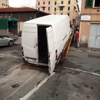 Cornigliano: dopo la rimozione di 4 auto, ieri rimossi anche 4 furgoni abbandonati