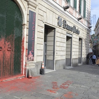 Scritte sul consolato turco contro l'aggressione ai curdi: individuate le responsabili