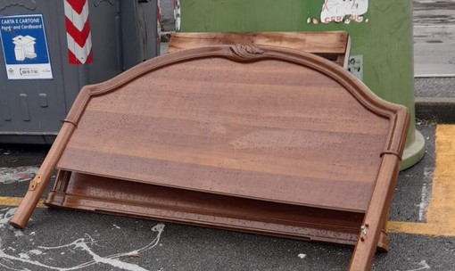 Rifiuti abbandonati tra Sestri Ponente e Cornigliano: cinque nuove sanzioni della polizia locale