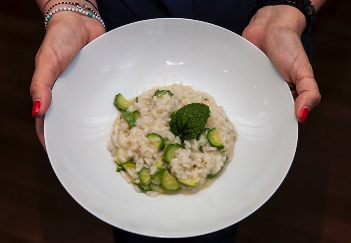 La videoricetta: risotto con gli zucchini profumati alla menta La videoricetta: risotto con gli zucchini profumati alla menta