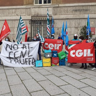 I rider di Genova in prefettura: "No al contratto pirata firmato dall’Ugl" I rider di Genova in prefettura: "No al contratto pirata firmato dall’Ugl"