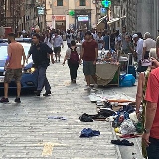 Rissa in mezzo ai passanti in via San Lorenzo, interviene la polizia (video)