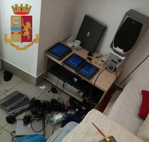 Baby gang ruba tablet, tv e pc dai licei Colombo e Cassini, arrestati