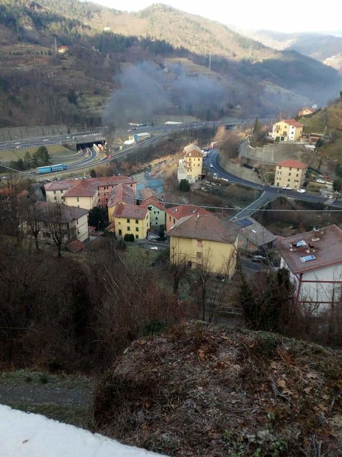 Veicolo in fiamme all'ingresso dell'autostrada a Masone (FOTO) Veicolo in fiamme all'ingresso dell'autostrada a Masone (FOTO)