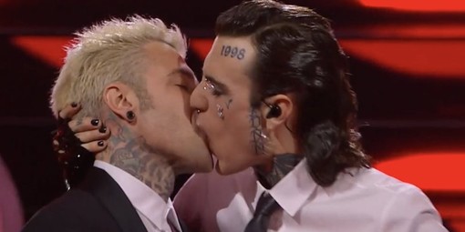 Festival di Sanremo: bacio tra Rosa Chemical e Fedez, il Gip archivia l'accusa per atti osceni Festival di Sanremo: bacio tra Rosa Chemical e Fedez, il Gip archivia l'accusa per atti osceni
