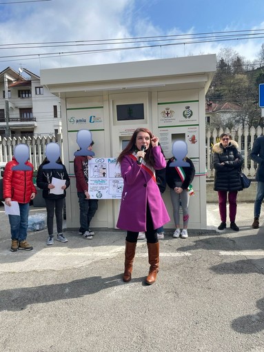 Amiu, anche a Rossiglione arriva l'eco compattatore di Plastipremia Amiu, anche a Rossiglione arriva l'eco compattatore di Plastipremia