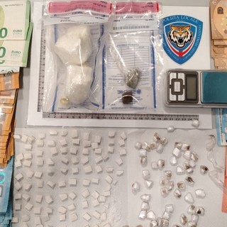Spaccio di droga nel centro storico, arrestato un uomo dalla Polizia Locale: sequestrati circa due etti di cocaina, crack e oltre ottomila euro