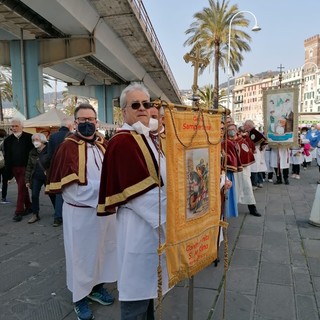 Le confraternite delle diocesi di Genova e Acqui in processione in via San Lorenzo: una preghiera per la pace