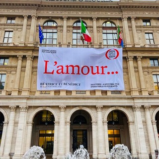 Sul palazzo della Regione lo striscione per invitare i cittadini alla prima assoluta in Italia di 'Beatrice and Benedict' al Carlo Felice