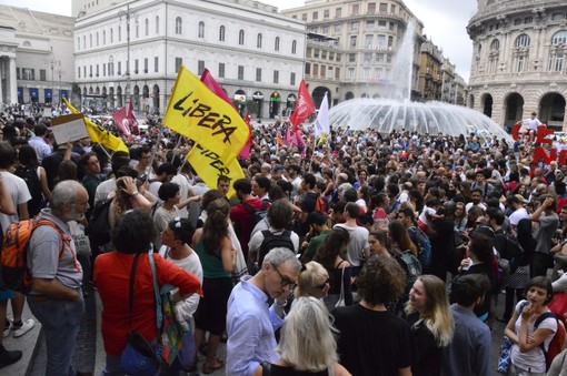 Una piazza De Ferrari gremita chiede più accoglienza per i migranti Una piazza De Ferrari gremita chiede più accoglienza per i migranti