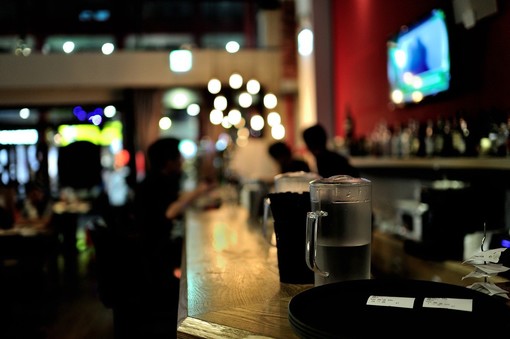 Cena al chiuso e caffè al bancone: l'Italia "gialla" allenta le misure Cena al chiuso e caffè al bancone: l'Italia "gialla" allenta le misure