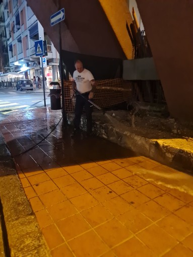 Recco, pulizia straordinaria nel centro cittadino: lavaggio intensivo di marciapiedi e porticati