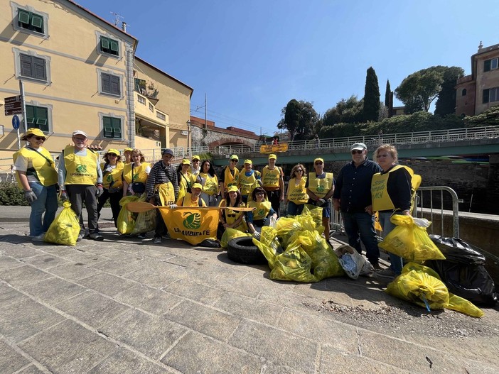 Levante, 100 chili di rifiuti raccolti tra spiagge e scogliere: volontari in azione tra Nervi, Murcarolo e Priaruggia Levante, 100 chili di rifiuti raccolti tra spiagge e scogliere: volontari in azione tra Nervi, Murcarolo e Priaruggia
