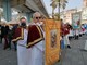 Le confraternite delle diocesi di Genova e Acqui in processione in via San Lorenzo: una preghiera per la pace