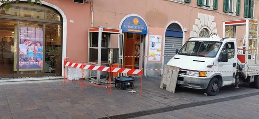 Rossi (Lega): "Stamane rimuovono la cabina telefonica in Piazza Vittorio Veneto" Rossi (Lega): "Stamane rimuovono la cabina telefonica in Piazza Vittorio Veneto"