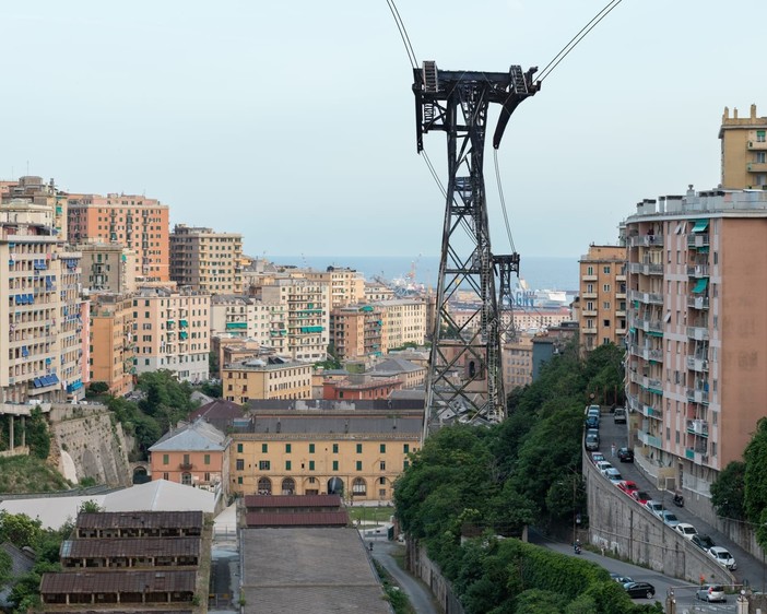 La funivia di Genova: ambizioso simbolo di un futuro sospeso tra sviluppo e fragilità