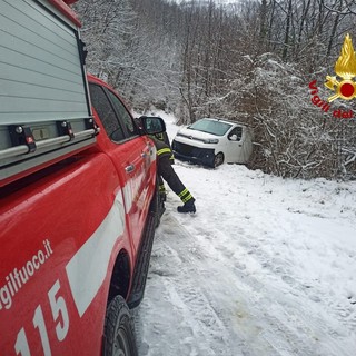Montoggio, veicolo esce di fuoristrada a causa della neve