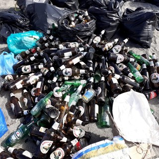 45 sacchi di rifiuti rimossi oggi da volontari e associazioni nella spiaggia della Foce, si è conclusa l'iniziativa Sea Change Be Change