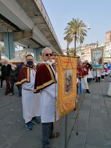 Le confraternite delle diocesi di Genova e Acqui in processione in via San Lorenzo: una preghiera per la pace