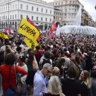Una piazza De Ferrari gremita chiede più accoglienza per i migranti