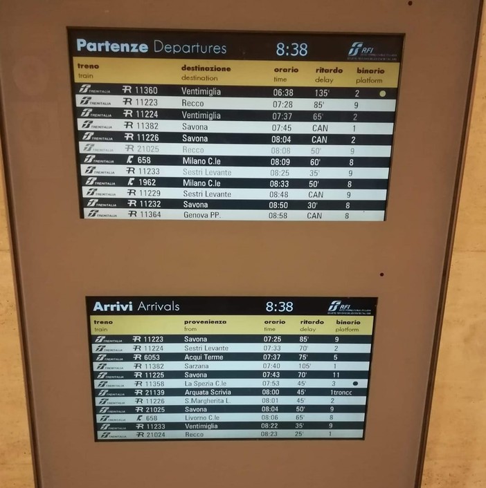 Treni, frana sui binari: circolazione fortemente rallentata nel genovese Treni, frana sui binari: circolazione fortemente rallentata nel genovese