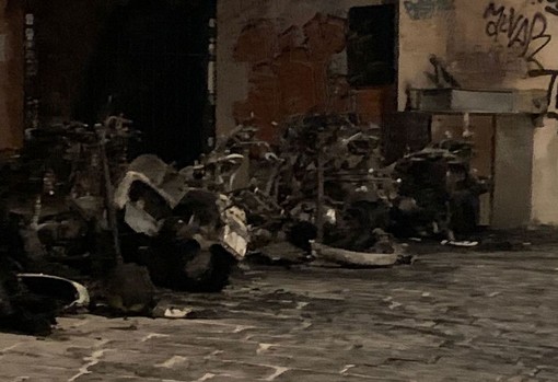 Centro Storico, rogo di motorini vicino alla Facoltà di Architettura (video)