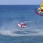 Bogliasco, ritrovato vivo dopo otto ore il giovane disperso in mare: recuperato dall’elicottero Drago