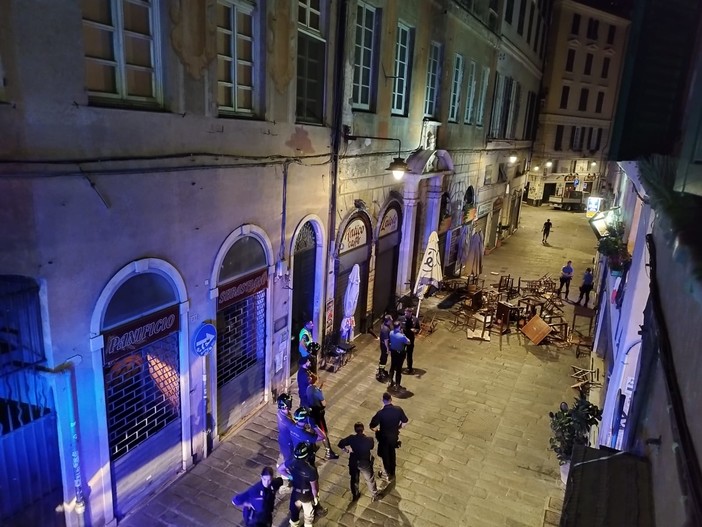 Caos in centro storico, proprietario di un ristorante lancia tavoli e sedie dal primo piano del suo locale Caos in centro storico, proprietario di un ristorante lancia tavoli e sedie dal primo piano del suo locale