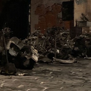 Centro Storico, rogo di motorini vicino alla Facoltà di Architettura (video)