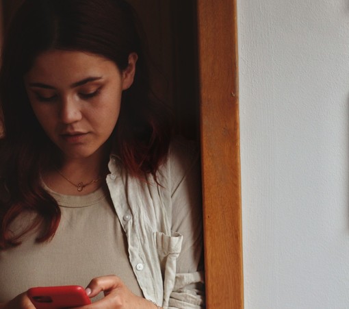 Utente moderno di app di appuntamenti: preferisce risparmiare denaro, comunicare in chat video, pronto per relazioni a distanza Utente moderno di app di appuntamenti: preferisce risparmiare denaro, comunicare in chat video, pronto per relazioni a distanza