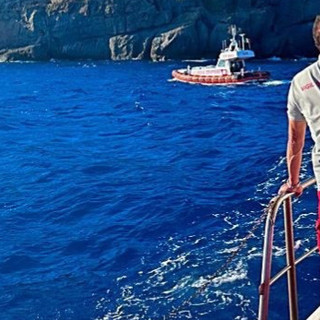 Chiavari, due persone in difficoltà in mare davanti a Torre Fara: soccorsi in azione