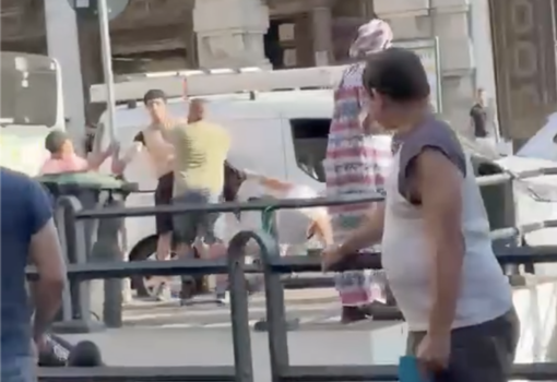 Sampierdarena, tentato furto in piazza Montano: il sospetto bloccato e malmenato dalla folla prima dell'arrivo della Polizia [VIDEO]