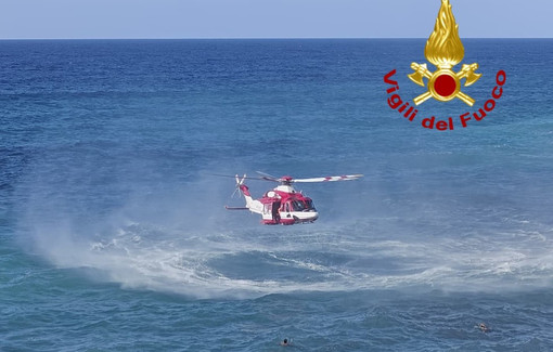 Bogliasco, ritrovato vivo dopo otto ore il giovane disperso in mare: recuperato dall’elicottero Drago Bogliasco, ritrovato vivo dopo otto ore il giovane disperso in mare: recuperato dall’elicottero Drago