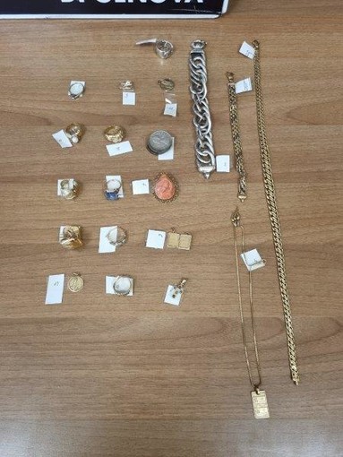 Truffe agli anziani con la tecnica del finto parente, i carabinieri arrestano una 27enne polacca. Sequestrati oro e contanti per 14mila euro (FOTO)