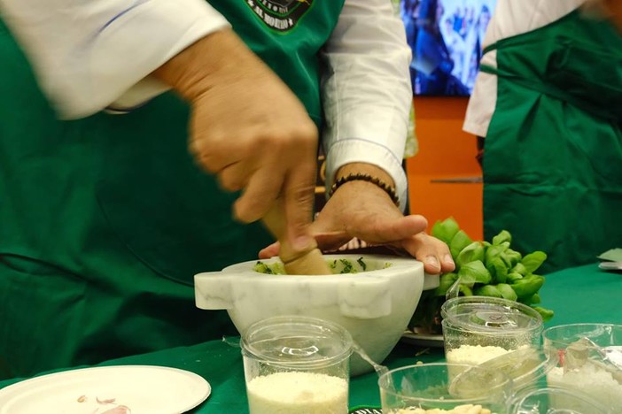Ricercato per scontare una pena di 6 anni, tradito dalla voglia di pesto, arrestato