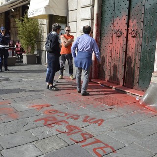 Curdi sotto attacco: scritte e vernice rossa sull'ambasciata turca in De Ferrari