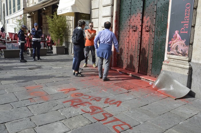 Curdi sotto attacco: scritte e vernice rossa sull'ambasciata turca in De Ferrari