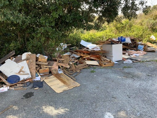 Ca’ Nuova, la dura e quotidiana battaglia contro i rifiuti ingombranti Ca’ Nuova, la dura e quotidiana battaglia contro i rifiuti ingombranti