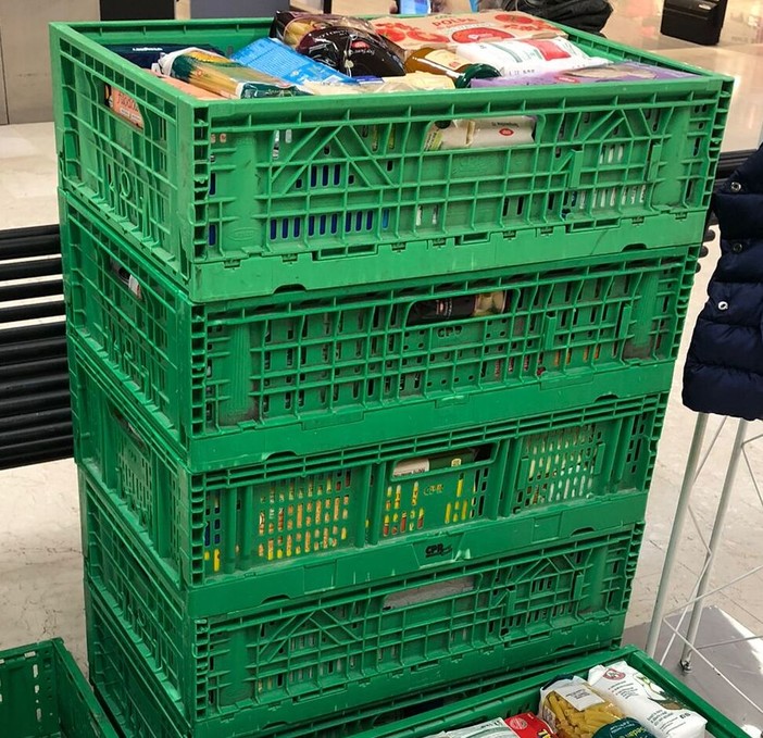 Due tonnellate e mezzo di prodotti alimentari in un solo giorno per le famiglie ucraine, la collaborazione tra Centri Commerciali Coop e Music for Peace