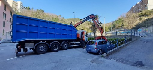 Iniziate questa mattina le operazioni di rimozione delle auto abbandonate al Cep