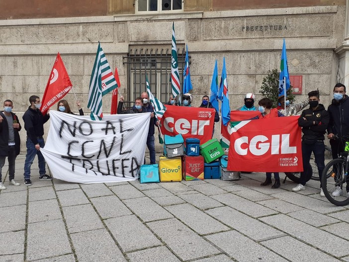 I rider di Genova in prefettura: "No al contratto pirata firmato dall’Ugl" I rider di Genova in prefettura: "No al contratto pirata firmato dall’Ugl"